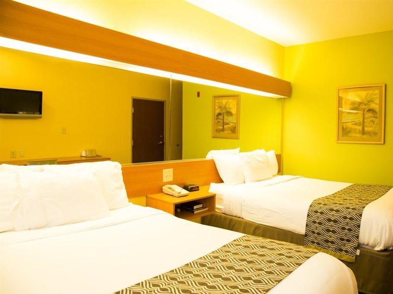 Microtel Inn & Suites By Wyndham Панама Сити Екстериор снимка