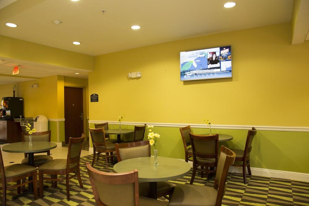 Microtel Inn & Suites By Wyndham Панама Сити Екстериор снимка