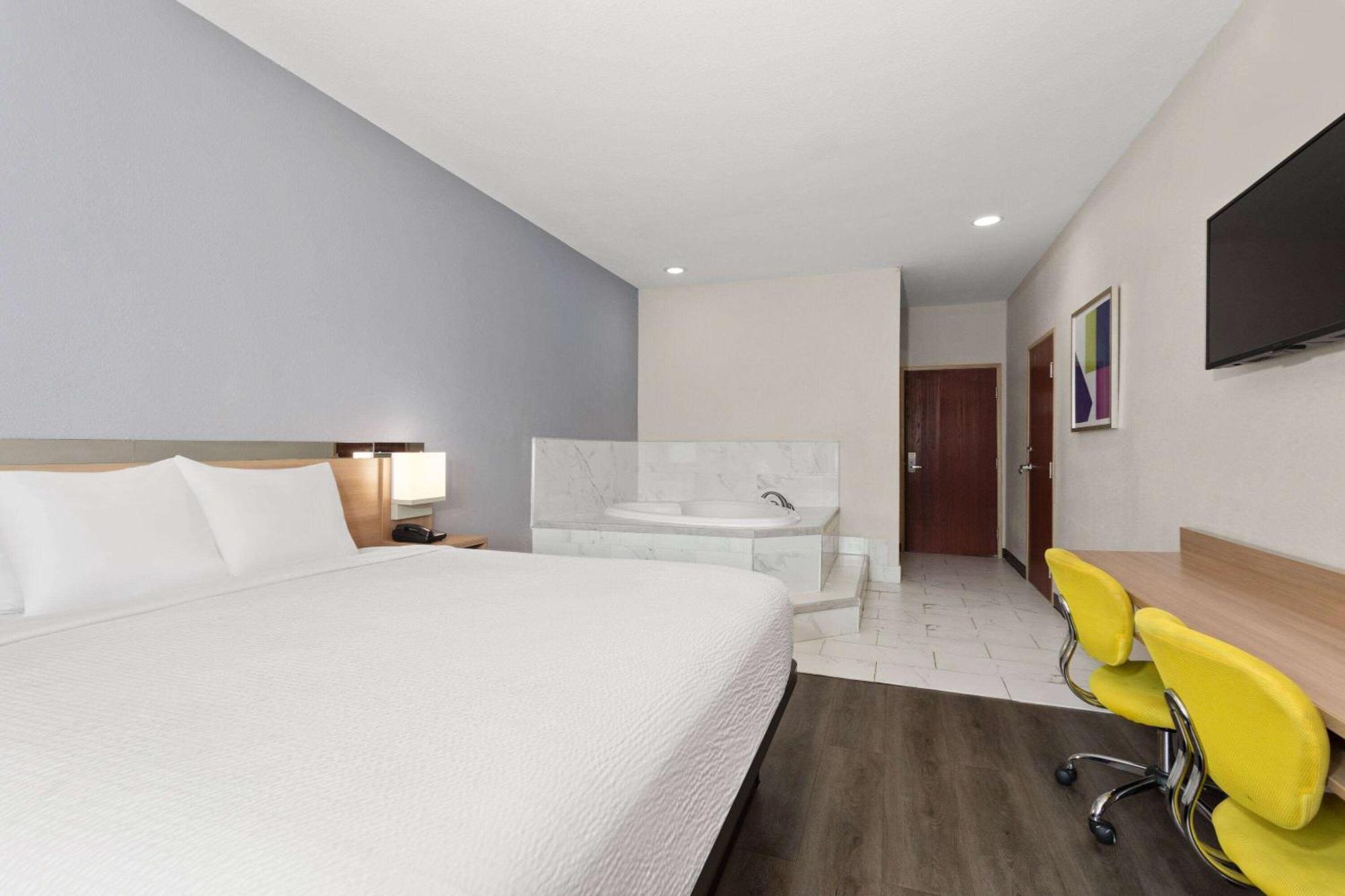 Microtel Inn & Suites By Wyndham Панама Сити Екстериор снимка
