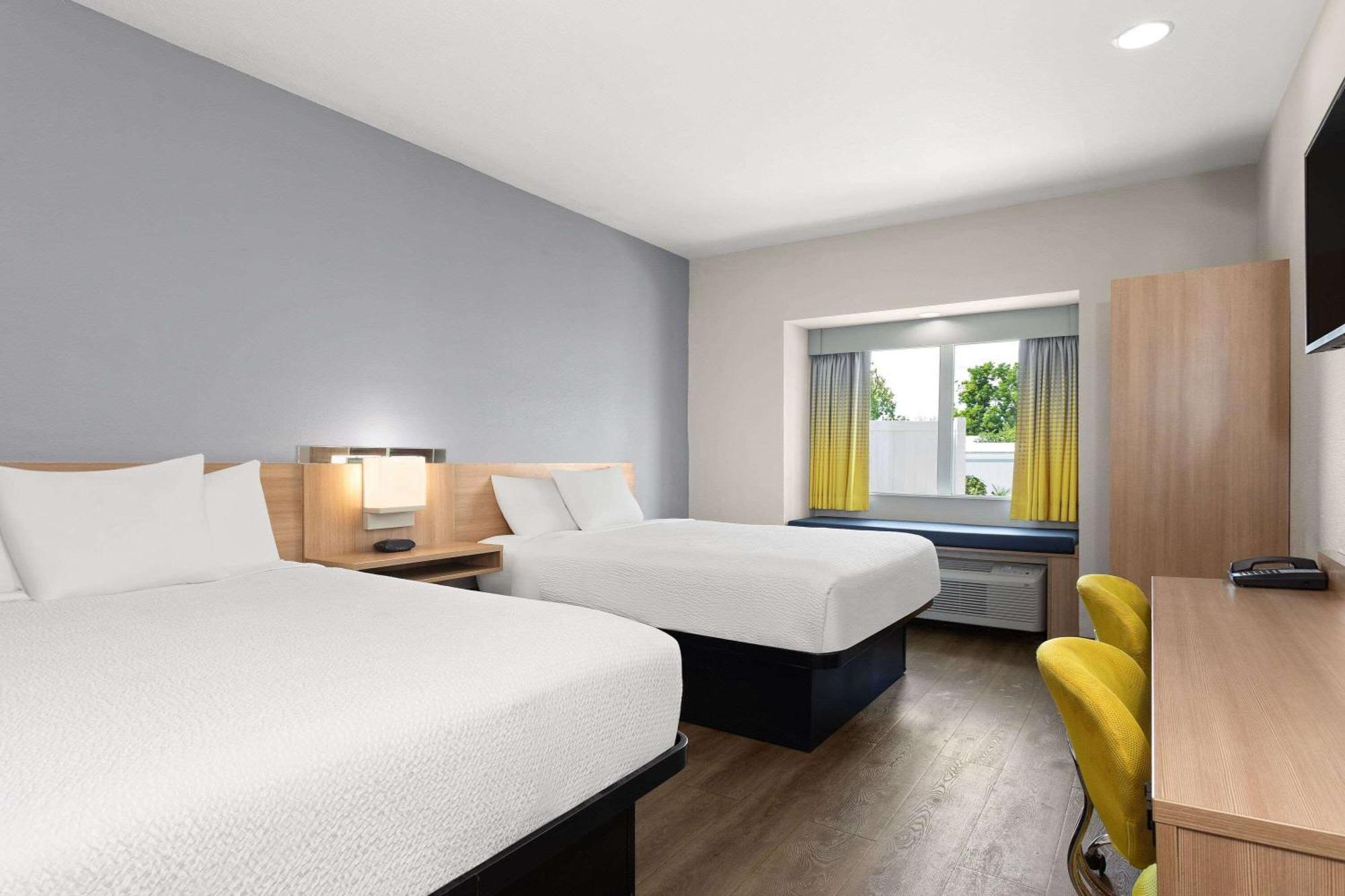Microtel Inn & Suites By Wyndham Панама Сити Екстериор снимка
