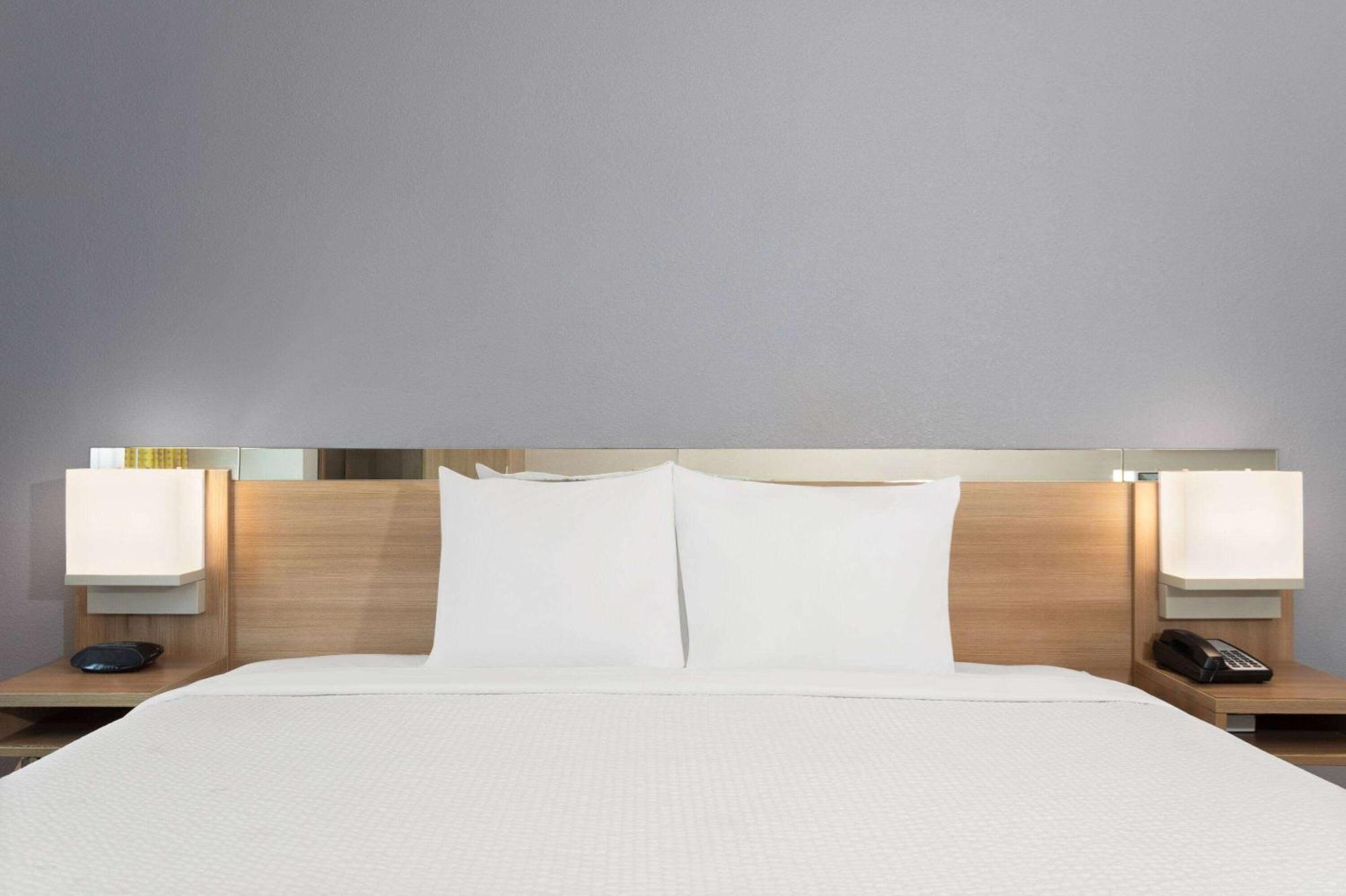 Microtel Inn & Suites By Wyndham Панама Сити Екстериор снимка