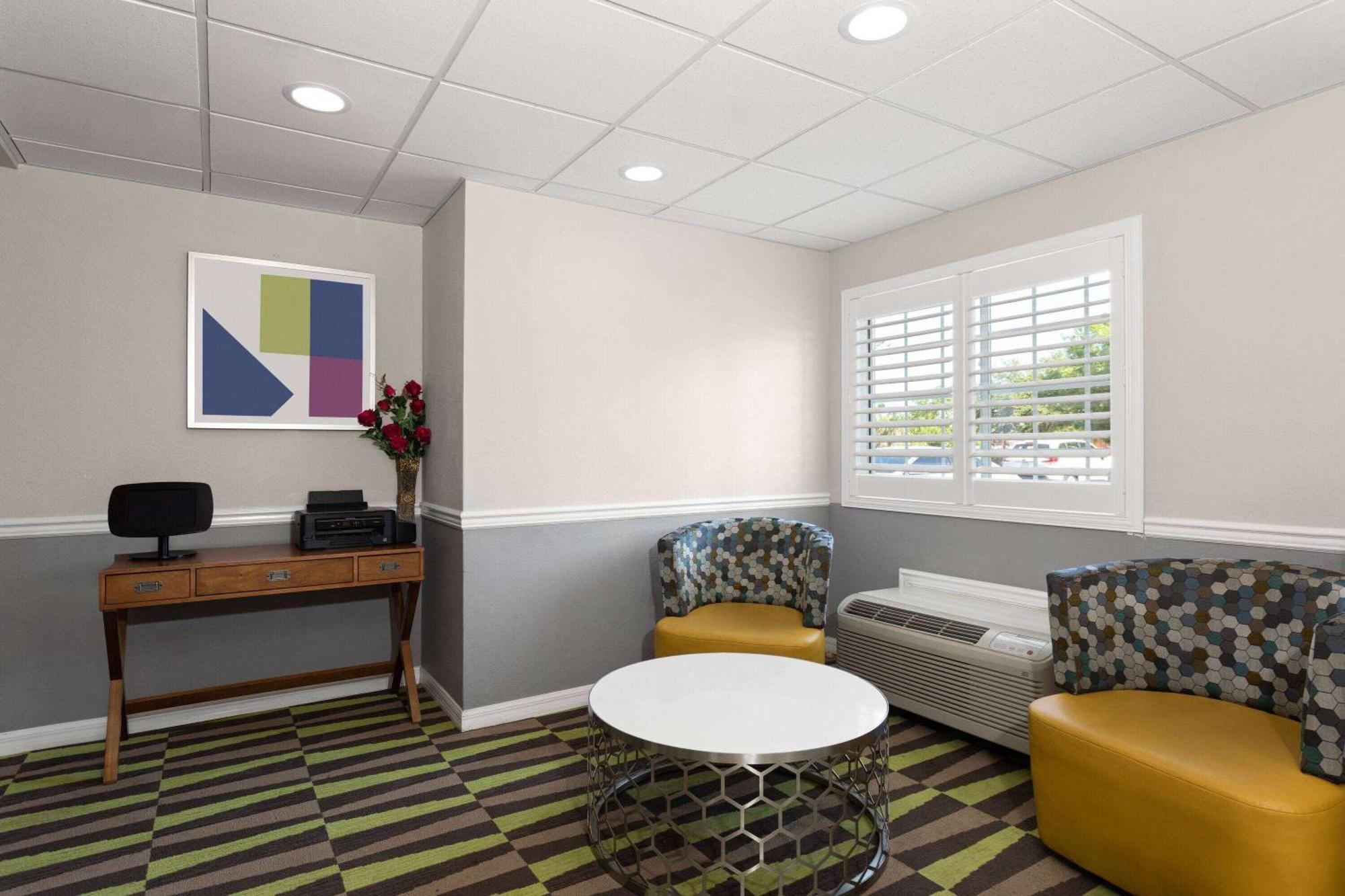 Microtel Inn & Suites By Wyndham Панама Сити Екстериор снимка