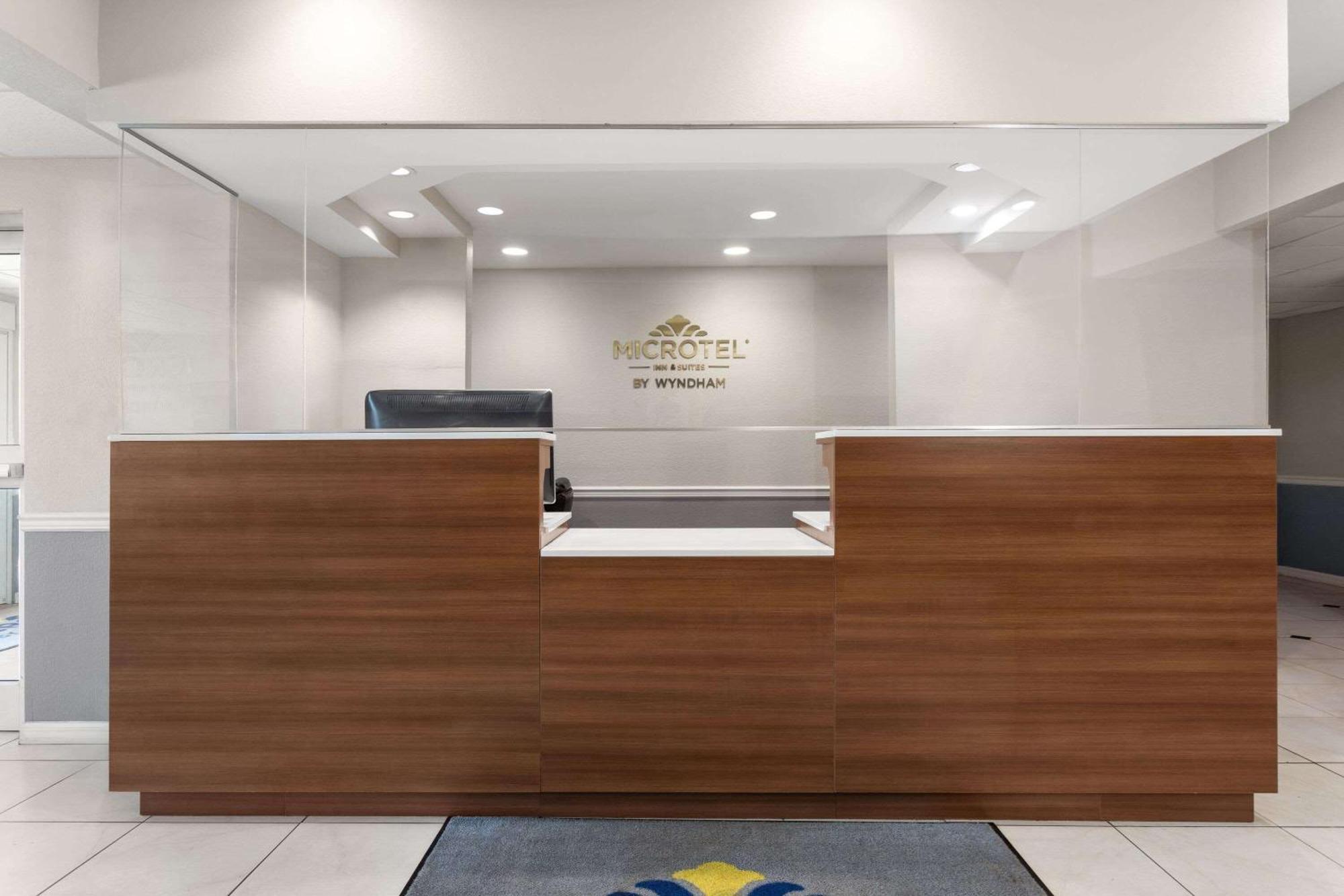 Microtel Inn & Suites By Wyndham Панама Сити Екстериор снимка