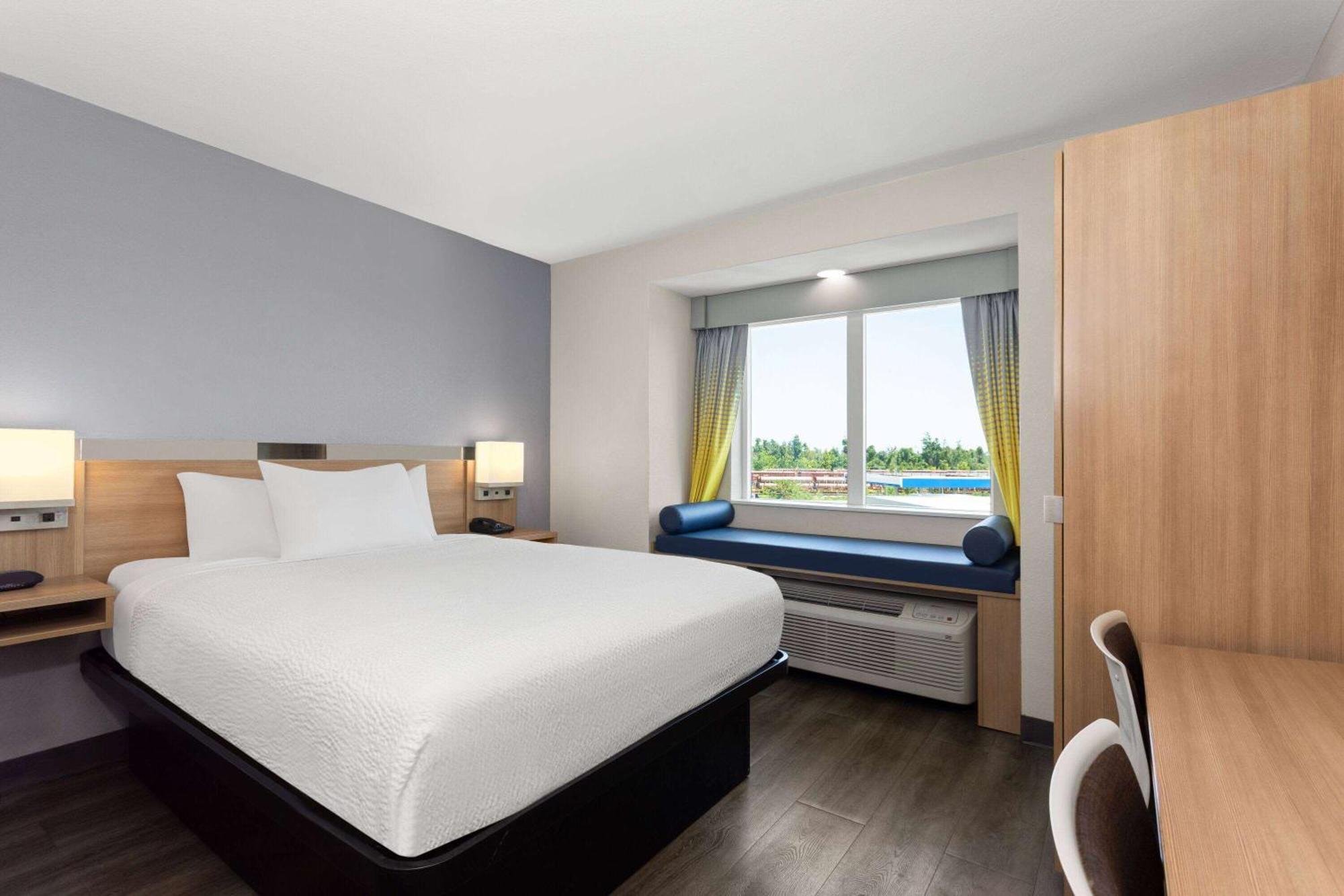 Microtel Inn & Suites By Wyndham Панама Сити Екстериор снимка