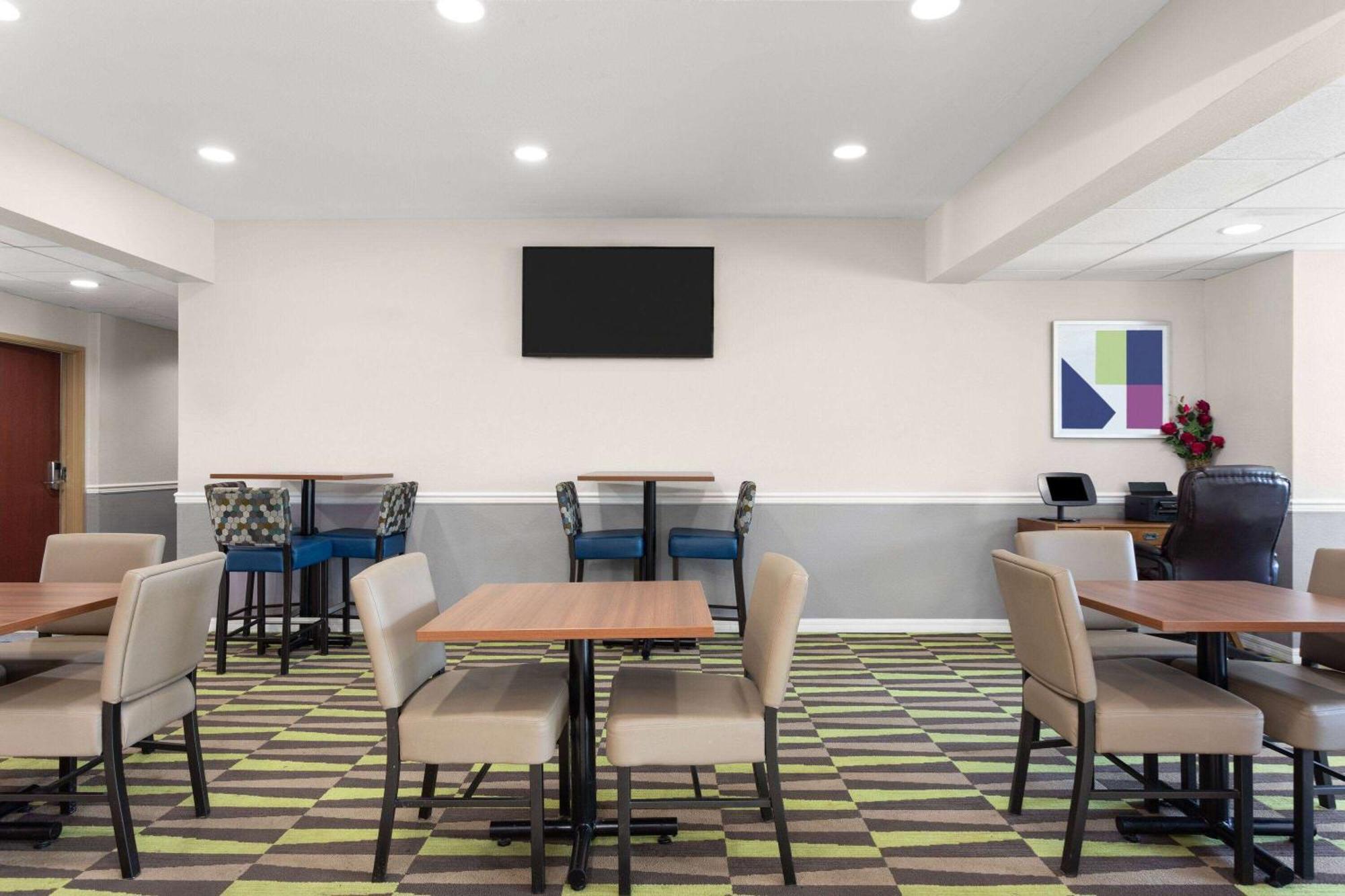 Microtel Inn & Suites By Wyndham Панама Сити Екстериор снимка