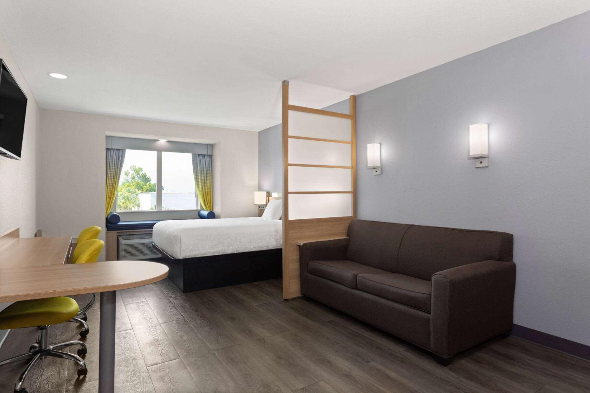 Microtel Inn & Suites By Wyndham Панама Сити Екстериор снимка