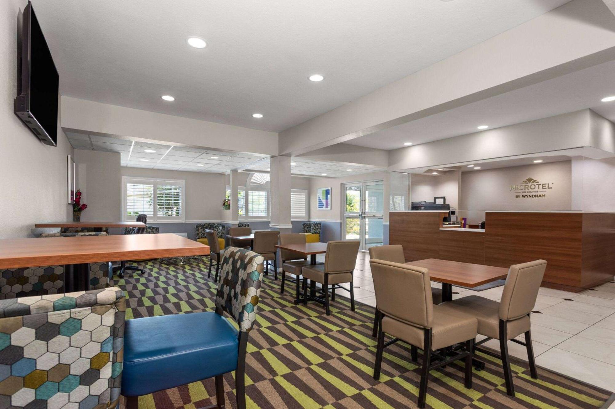 Microtel Inn & Suites By Wyndham Панама Сити Екстериор снимка